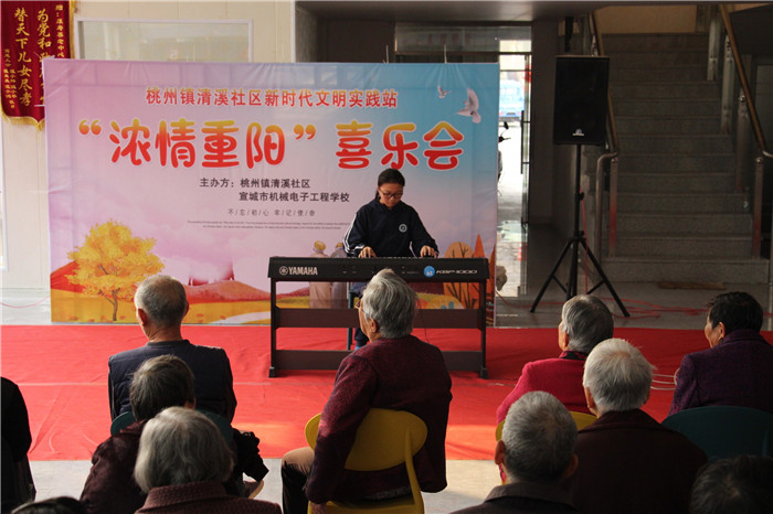 弹琴.jpg 弹琴.jpg