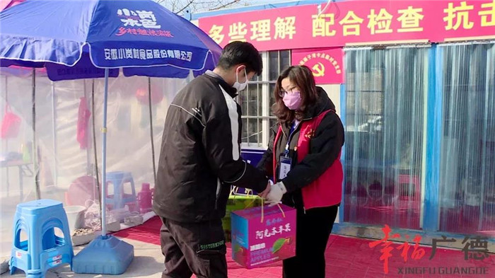 赵栎献爱心_副本.jpg