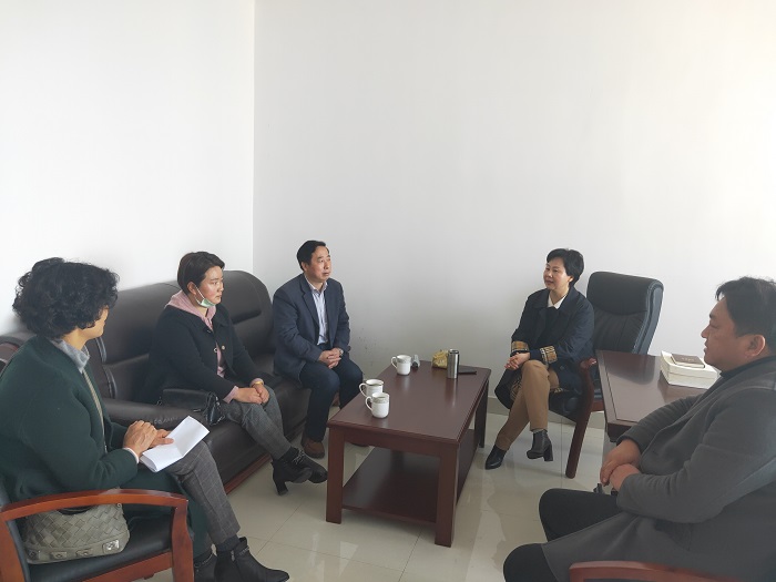 一行3人来我校指导档案工作,学校校长赖家荣热情接待并进行了亲切交谈