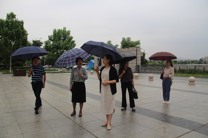 他们边参观,边听取赖家荣对学校办学基本情况,办学特色,今后发展方向