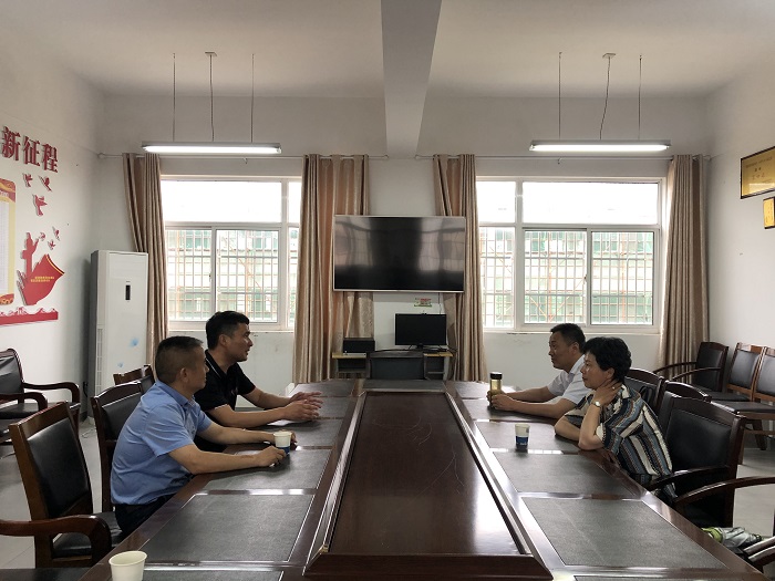 赖家荣一行先后到誓节学校,花鼓学校,东亭中学等3所初中学校,实地