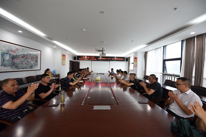 教师子女参加中高考座谈会 1.JPG