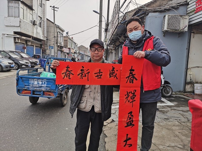 机电学校开展“迎新春 写春联 送春联”进社区活动 (5).jpg
