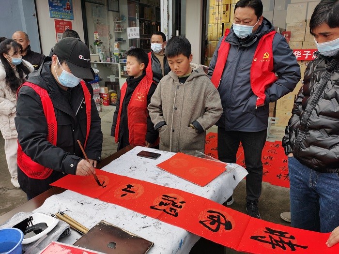 机电学校开展“迎新春 写春联 送春联”进社区活动 (2).jpg