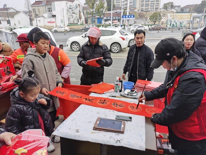 机电学校开展“迎新春 写春联 送春联”进社区活动 (7).jpg