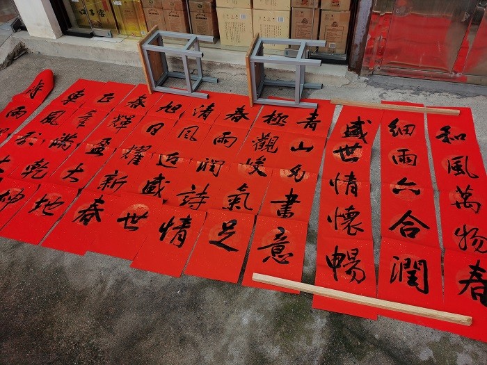 机电学校开展“迎新春 写春联 送春联”进社区活动 (3).jpg