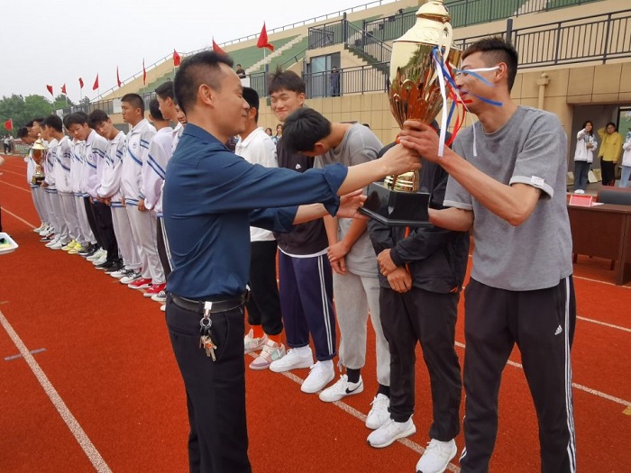 市机电学校在市级篮球赛中获冠 (1).jpg