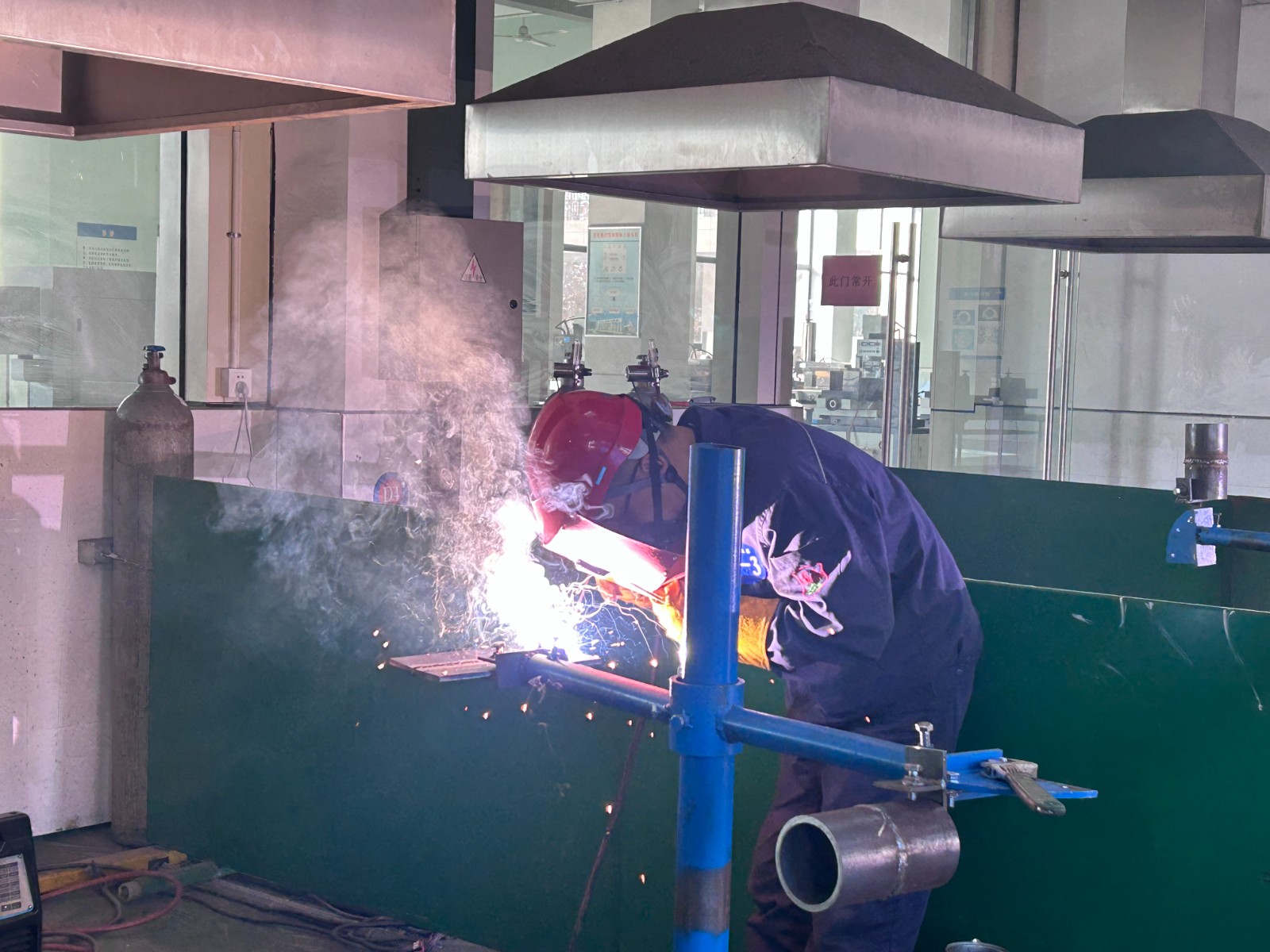 电焊.jpg 电焊.jpg