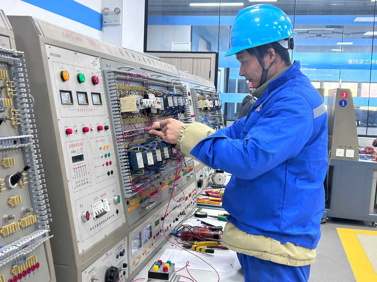 电工2.jpg 电工2.jpg