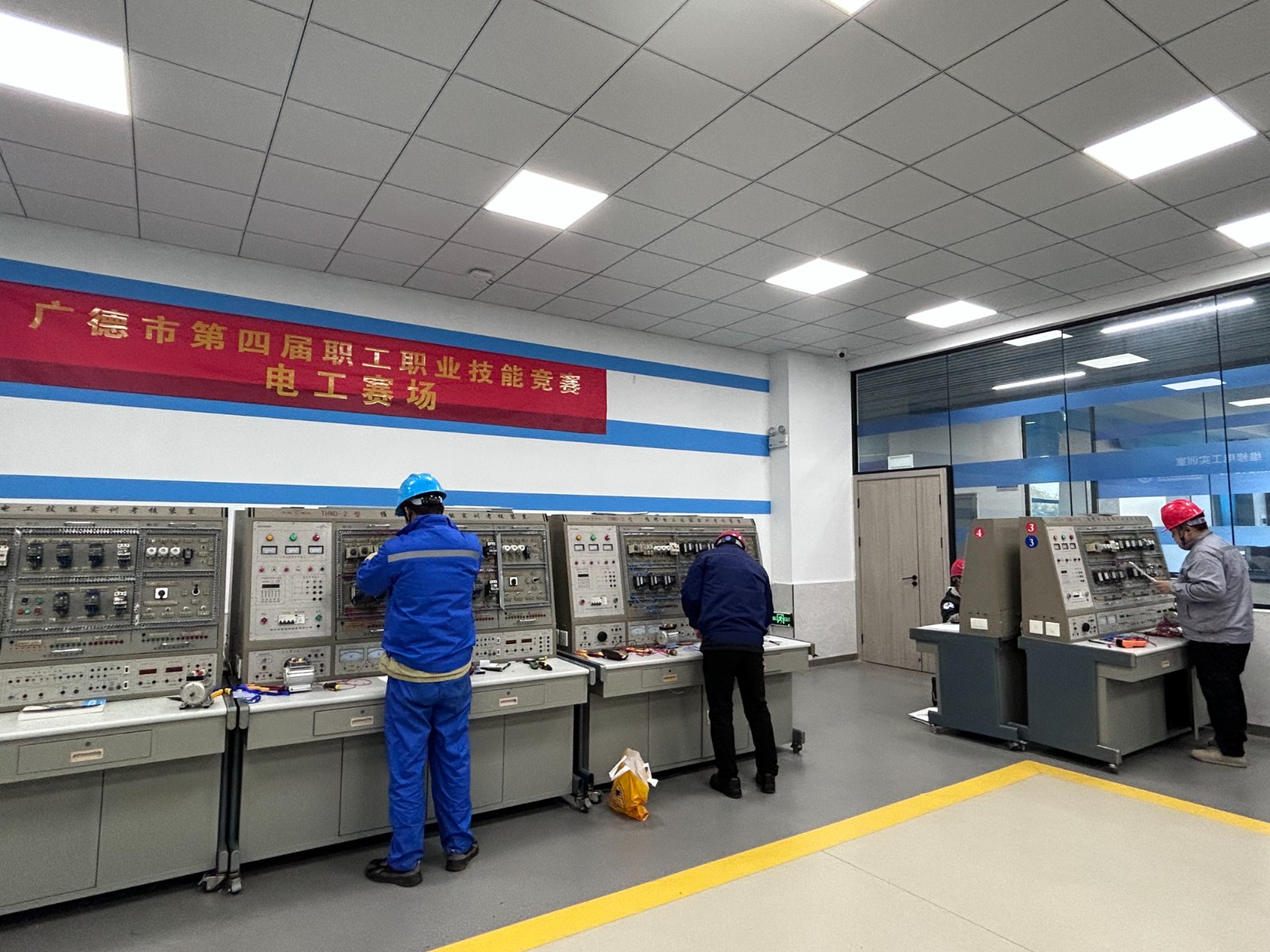 电工1.jpg 电工1.jpg