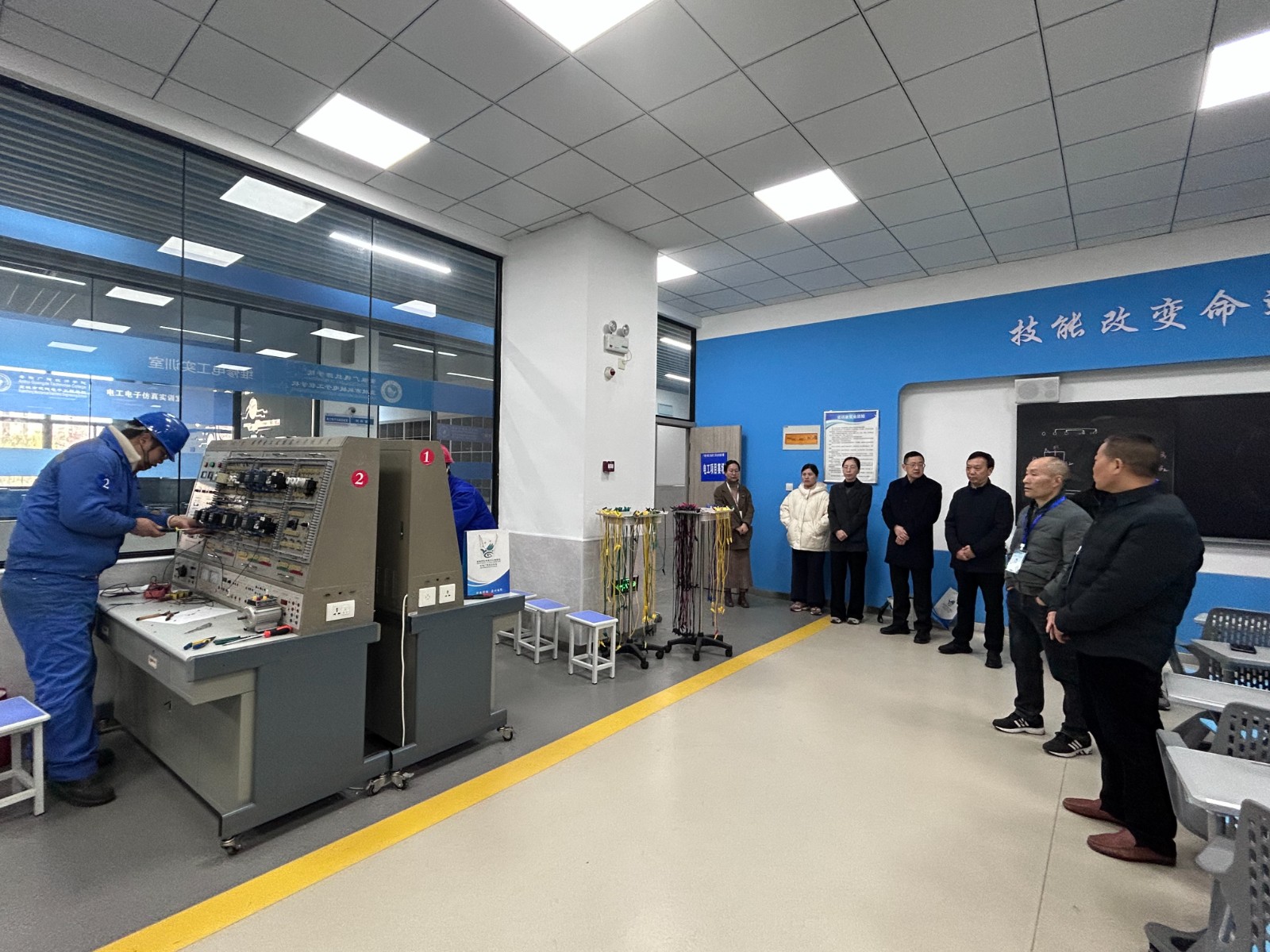 电工3.jpg 电工3.jpg